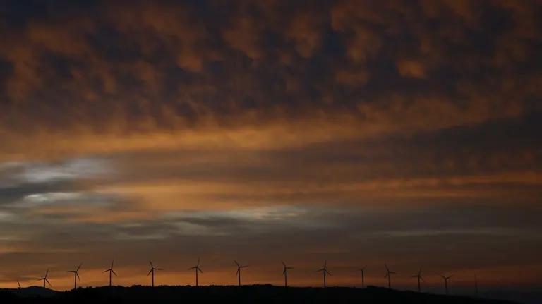 Amanecer en Pamplona desde la sierra del Perdón en una jornada con tiempo nuboso. EFE/Jesús Diges