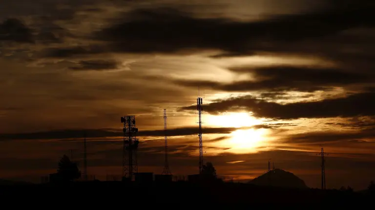 Amanecer en Pamplona desde la sierra del Perdón en una jornada en la que las nubes de primera hora darán paso a cielos despejados conforme avance el día. EFE/Jesús Diges