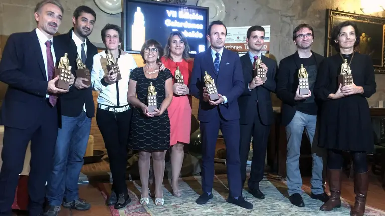De izquierda a derecha: Javier Errea, Unai Beroiz, Susana Vera, la madre de Carolina Gamazo, Jaione Donazar, Jesús Mª Montes, Álvaro Gárriz, Javier Laquidáin y Pilar Fernández Larrea durante la entrega de los premios Teobaldo 2016 en el parador de Olite.  