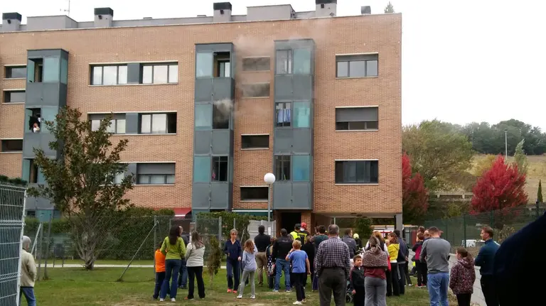 Incendio de un piso en el barrio pamplonés de Buztitntxuri. La densa humareda ha puesto en alerta a los vecinos.