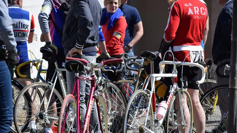 Un grupo de ciclistas hace un alto en el camino durante una ruta. ARCHIVO