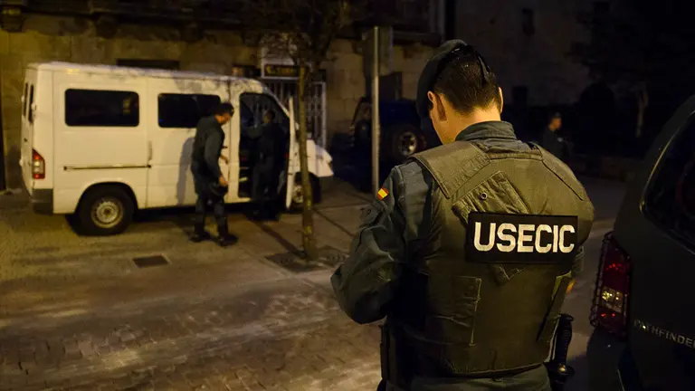 La Guardia Civil asegura una zona en Alsasua. PABLO LASAOSA