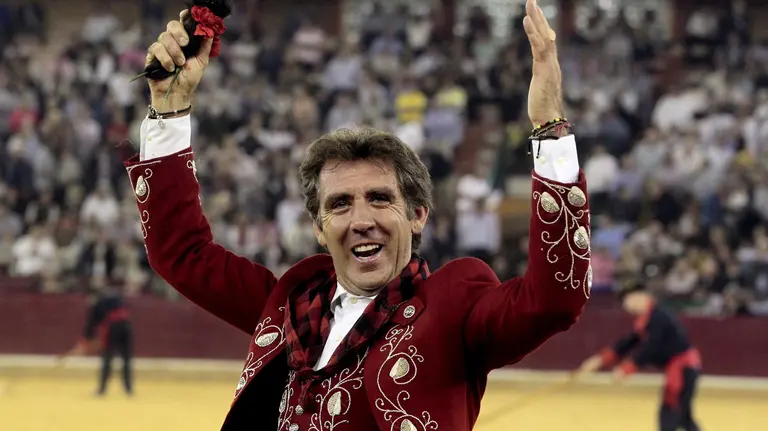 El rejoneador Hermoso de Mendoza, tras cortar una oreja a su segundo toro, de la ganadería Fermín Bohorquez, durante la corrida de rejones de la Feria del Pilar de Zaragoza, celebrada en el coso de La Misericordia, en la que ha compartido cartel con Lea Vicens y Mario Pérez Langa, que ha tomado la alternativa. EFE/Javier Cebollada