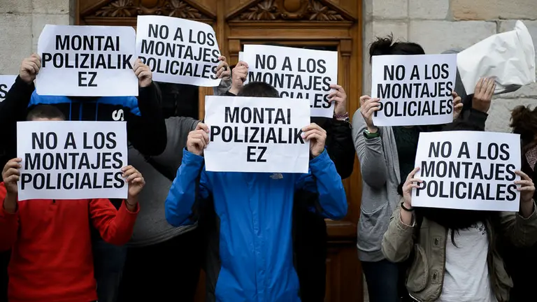 Los vecinos de Alsasua se manifiestan por las detenciones tras las agresiones a los Guardias Civiles. PABLO LASAOSA 01