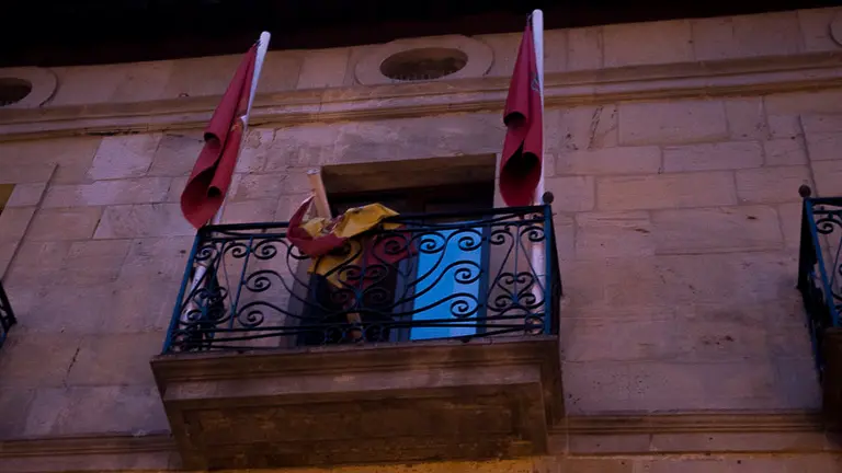 Retirada de la bandera de España del consistorio alsasuarra. PABLO LASAOSA 02