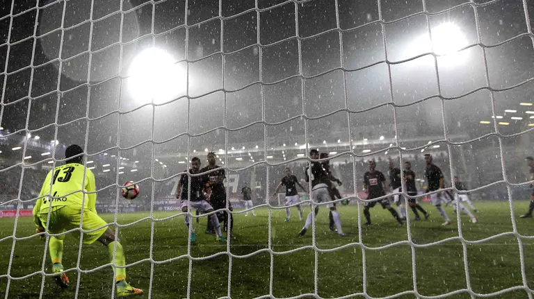 El portero del Eibar, Asier Riesgo (i), encaja un gol de Osasuna, durante el encuentro de la octava jornada de Liga en Primera División que se disputa esta noche en el estadio de Ipurúa de la localidad guipuzcoana de Eibar. EFE/Javier Etxezarreta.