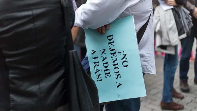 Manifestación organizada por la red Pobreza Cero con motivo del Dia Internacional para la Erradicación de la Pobreza (6). IÑIGO ALZUGARAY