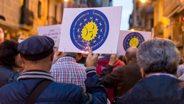 Manifestación organizada por la red Pobreza Cero con motivo del Dia Internacional para la Erradicación de la Pobreza (16). IÑIGO ALZUGARAY
