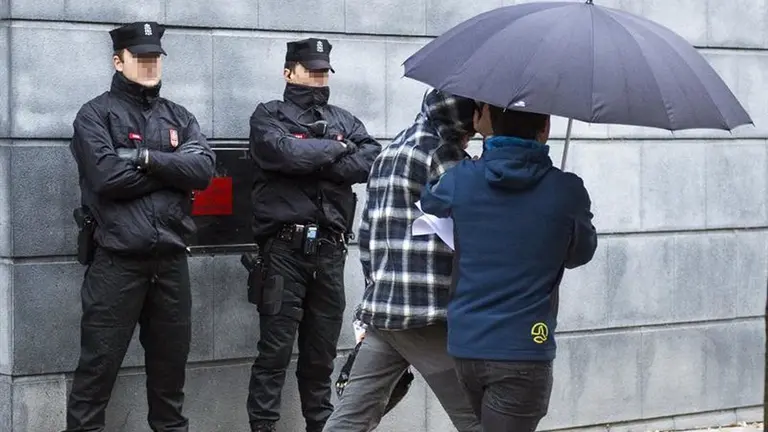 Uno de los detenidos en Alsasua es trasladado al juzgado. EFE