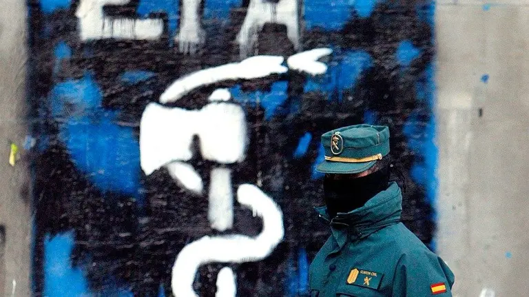 Un Guardia Civil pasa junto al anagrama de ETA en Alsasua. Foto de archivo. A.Barrientos  AP  GTres