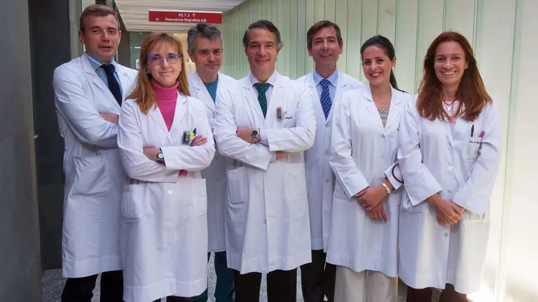 De izda. a dcha. los doctores de la Clínica Universidad de Navarra Fernando Martínez Regueira, Arlette Elizalde, Luis Pina, Mauricio Cambeiro, Miguel Angel Idoate. Begoña Olartecoechea y Natalia Rodríguez-Spiteri constituyen el equipo participante en este tratamiento mínimamente invasivo para cáncer de mama. 