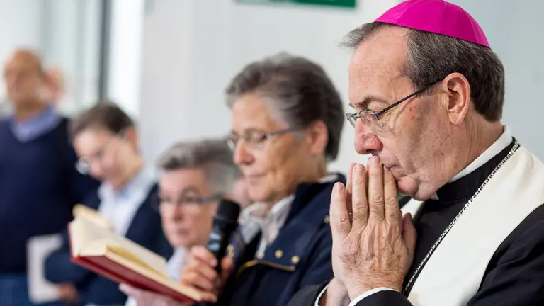 En primer plano Francisco Pérez durante la inauguración de la residencia Santa María de Cáritas Diocesana Pamplona-Tudela en Burlada a cargo del arzobispo de la diocesis. IÑIGO ALZUGARAY