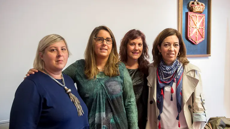 La Asociación Navarra de Autismo en sesión de trabajo en el Parlamento de Navarra. PABLO LASAOSA 02