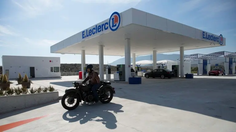 Una motocicleta, tras repostar en la nueva gasolinera de E.Lecrerc en Zizur-Ardoi.