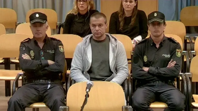 -Antonio Ortiz, el presunto pederasta de Ciudad Lineal, al inicio hoy del juicio contra él acusado de secuestrar y abusar sexualmente de cuatro niñas. EFE