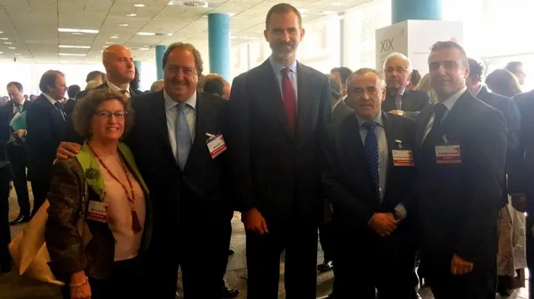 Marisa Sainz, directora de ADEFAN, Pedro Gil, vocal de Adefan, SSMM Rey Felipe VI, Pachi Esparza, presidente de ADEFAN, Eduardo Sanzol, Forum de jóvenes de ADEFAN. 
