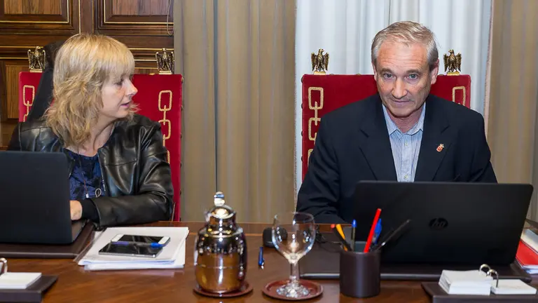 Mikel Aramburu, consejero de Hacienda y Política Financiera y Ana Ollo, consejera de Relaciones Ciudadanas e Institucionales, en la sesión de Gobierno. IÑIGO ALZUGARAY