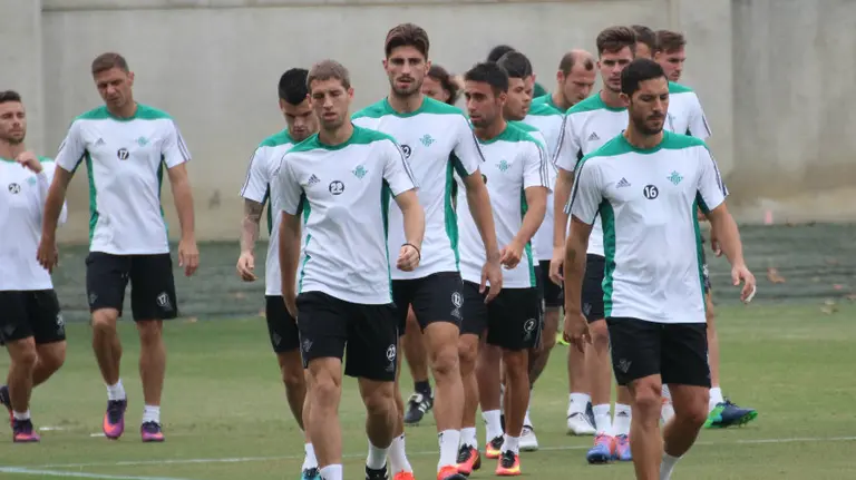 Entrenamiento del Betis, con Cejudo a la derecha. Foto web Real Betis.