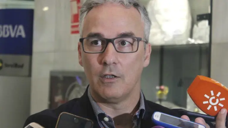 Miguel Torrecilla, ante los periodistas. Foto web Real Betis.