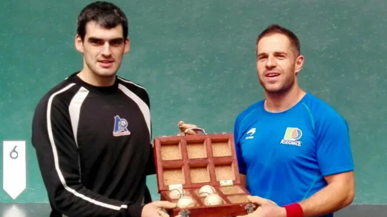 Ezkurdia y Olaizola en el frontón Labrit. Foto web Aspe.