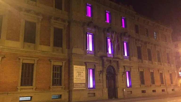 El Parlamento foral iluminado con motivo del Día Mundial contra el Cáncer de Mama.