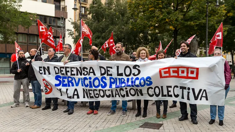 Concentración convocada por CCOO para exigir la reversión de los recortes sociales y el cobro de la extra de los funcionarios (1). IÑIGO ALZUGARAY