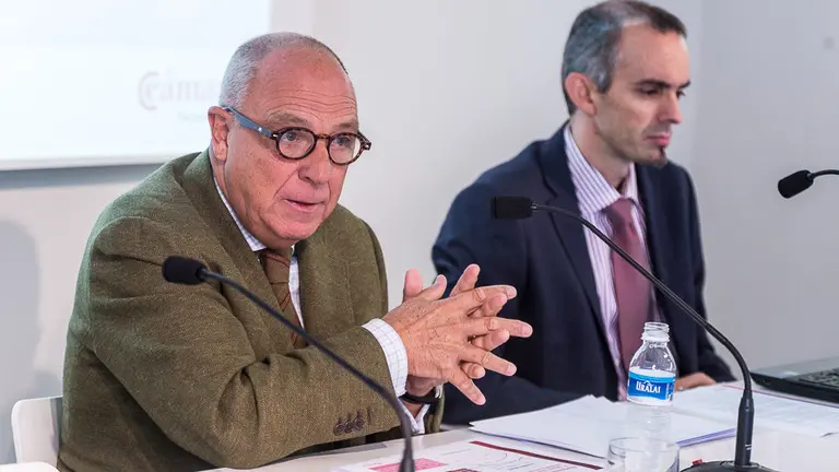 El presidente de la Cámara de Comercio, Javier Taberna, y el responsable del área de Estudios Económicos, Fernando San Miguel, presentan el informe de coyuntura económica  del tercer trimestre de 2016 (5). IÑIGO ALZUGARAY