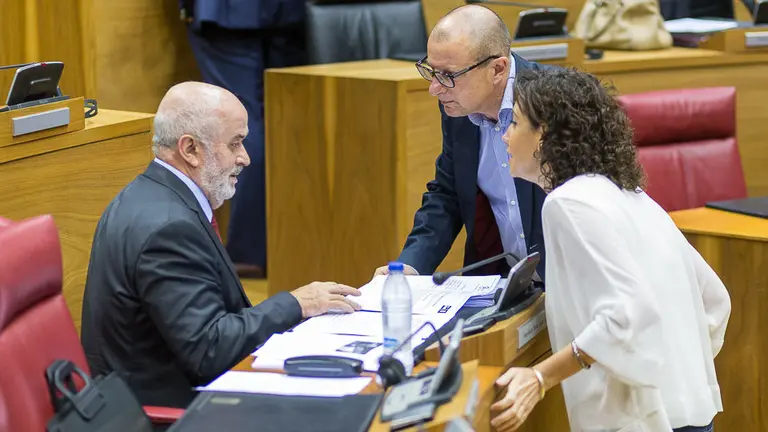 Carlos Gimeno y Ainhoa Unzu (PSN) hablan con el consejero de Educación, José Luis Mendoza, antes del inicio del pleno del Parlamento (2). IÑIGO ALZUGARAY