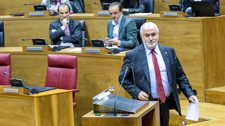 El consejero de Educación, José Luis Mendoza, se acerca al atril de la cámara para iniciar su intervención (1). IÑIGO ALZUGARAY