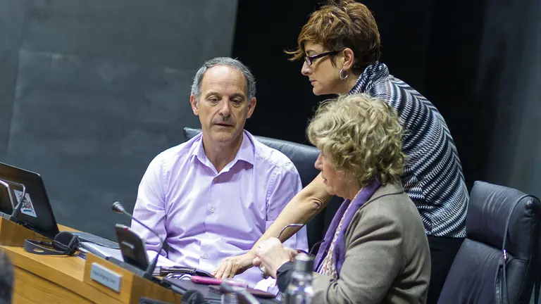 Miembros de EH Bildu hablan antes del inicio del pleno del Parlamento de Navarra (1). IÑIGO ALZUGARAY