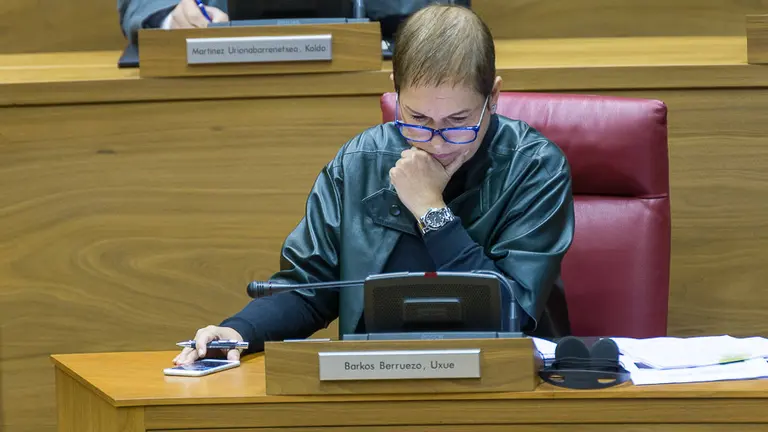 Uxue Barkos, presidenta de Navarra, durante el pleno del Parlamento (2). IÑIGO ALZUGARAY