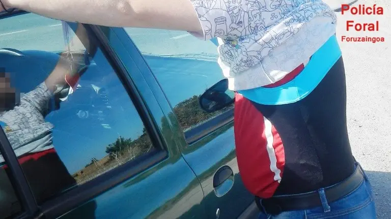 El detenido con el bañador de mujer colocado bajo su ropa. PFORAL