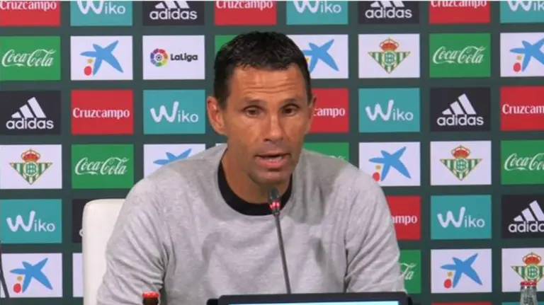 Gustavo Poyet en rueda de prensa.