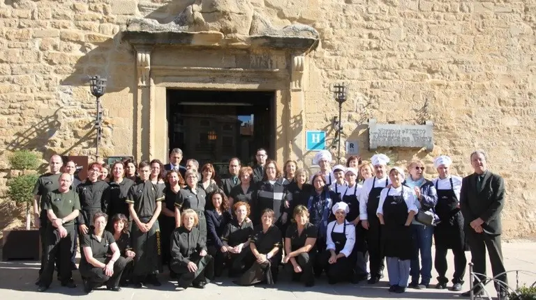 Foto de familia del Parador Príncipe de Viana de Olite por su 50 aniversario.