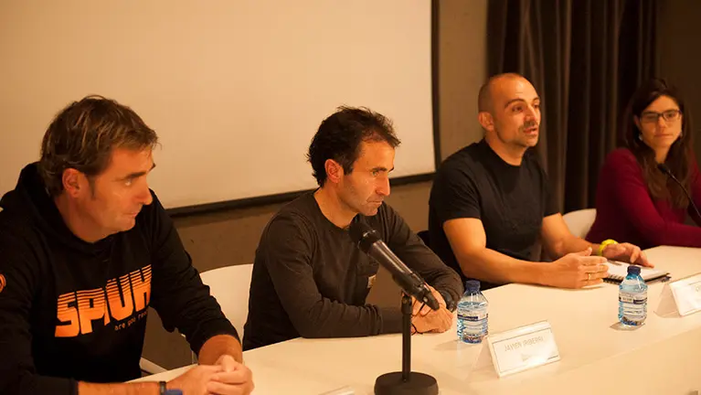 Los deportistas Ricardo Abad y Javier Iribarri participan en mesa redonda para motivar en la lucha contra el cancer. MIGUEL OSÉS (2)