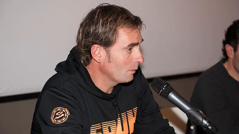 Los deportistas Ricardo Abad y Javier Iribarri participan en mesa redonda para motivar en la lucha contra el cancer. MIGUEL OSÉS (3)