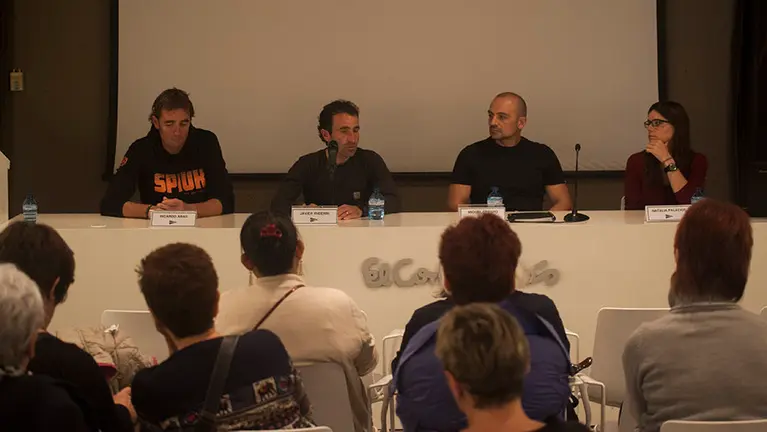 Los deportistas Ricardo Abad y Javier Iribarri participan en mesa redonda para motivar en la lucha contra el cancer. MIGUEL OSÉS (10)