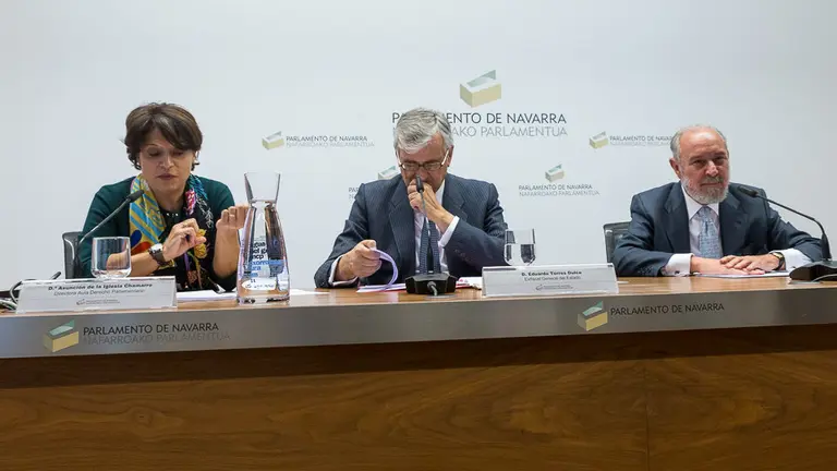 El exfiscal general del Estado, Eduardo Torres Dulce, y el exmagistrado del Tribunal Constitucional, Manuel Aragón, participan en una jornada sobre la Constitución en el Par (49)