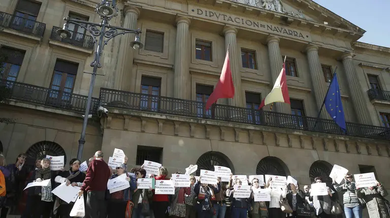 Momento de la concentración convocada por los sindicatos CCOO, UGT, ELA y SATSE frente al Palacio de Navarra para exigir el desbloqueo del convenio en AMMA Navarra, que afecta a más de 500 trabajadores de la Comunidad Foral. EFE/Jesús Diges