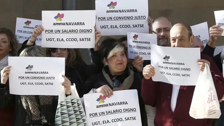 Momento de la concentración convocada por los sindicatos CCOO, UGT, ELA y SATSE frente al Palacio de Navarra para exigir el desbloqueo del convenio en AMMA Navarra, que afecta a más de 500 trabajadores de la Comunidad Foral. EFE/Jesús Diges