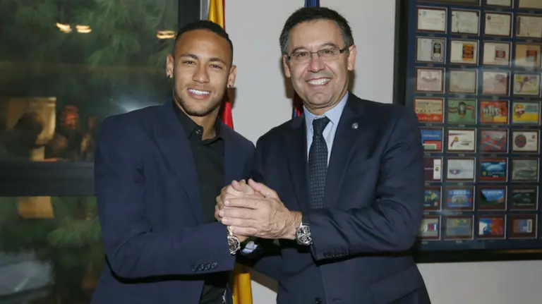 Neymar y Bartomeu se dan la mano tras la renovación del brasileño. Foto web FC Barcelona.
