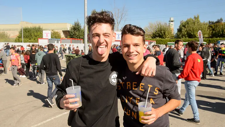 Cientos de jóvenes asisten a la carpa de otoño 2016. PABLO LASAOSA 12