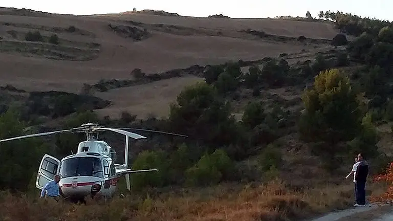 Las asistencias llegan hasta la zona de Mañeru donde ha ocurrido el incidente con el cazador.  (1)