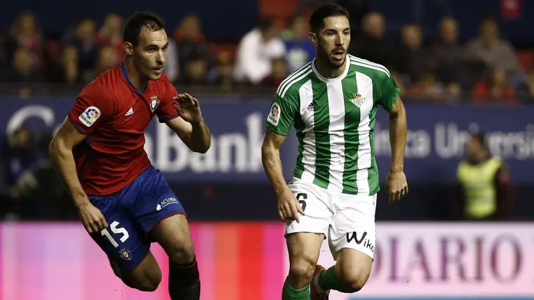 El jugador del Real Betis Cejudo (d) juega un balón ante Unai García, de Osasuna, durante el partido de Liga en Primera División disputado en el estadio de El Sadar, en Pamplona. EFE/Jesús Diges