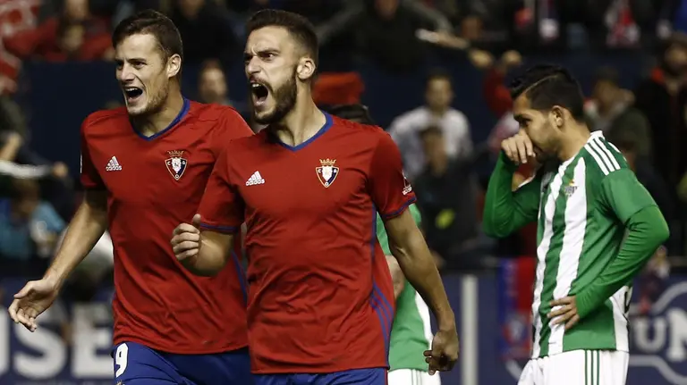 El centrocampista de Osasuna Roberto Torres (c) celebra el gol conseguido ante el Betis, el primero del equipo, durante el partido de Liga en Primera División disputado en el estadio de El Sadar, en Pamplona. EFE/Jesús Diges