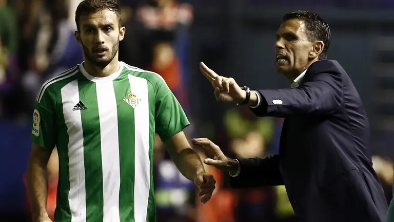El entrenador uruaguayo del Real Betis Gustavo Poyet (d) da instrucciones al argentino Germán Pezzella, durante el partido de Liga en Primera División ante Osasuna disputado en el estadio de El Sadar, en Pamplona. EFE/Jesús Diges