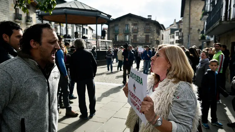 Covite planta cara a los proetarras contra el odio y en favor de la Guardia Civil en Alsasua. La presidenta del colectivo, Consuelo Ordóñez, responde a uno de los manifestantes que le increpa. PABLO LASAOSA