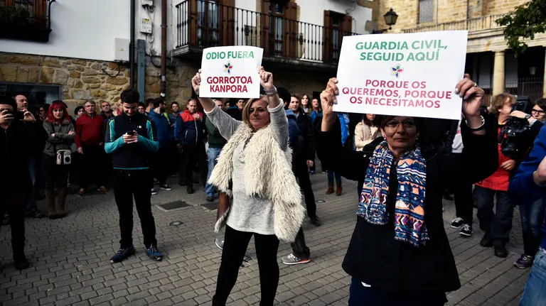 Covite planta cara a los proetarras contra el odio y en favor de la Guardia Civil en Alsasua. PABLO LASAOSA