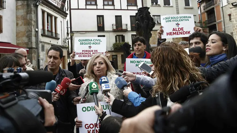 Consuelo Ordóñez, presidenta del colectivo Covite, junto con cuatro víctimas del terrorismo han defendido con pancartas la presencia de la Guardia Civil en la localidad navarra de Alsasua coincidiendo con la manifestación en contra del cuerpo organizada por Sortu y colectivos vecinales. EFE/Jesús Diges
