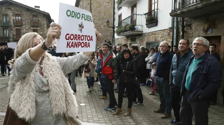 Consuelo Ordóñez, presidenta del colectivo Covite, junto con cuatro víctimas del terrorismo han defendido con pancartas la presencia de la Guardia Civil en la localidad navarra de Alsasua coincidiendo con la manifestación en contra del cuerpo organizada por Sortu y colectivos vecinales. EFE/Jesús Diges